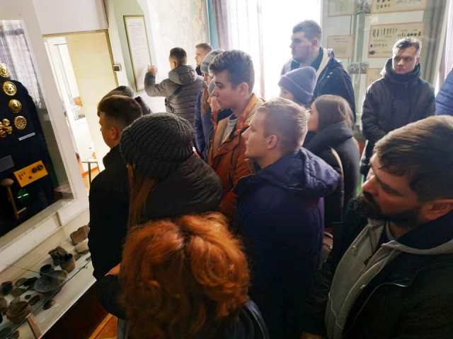 Історики у Борщівському музеї. Експозиція Михалківських скарбів.